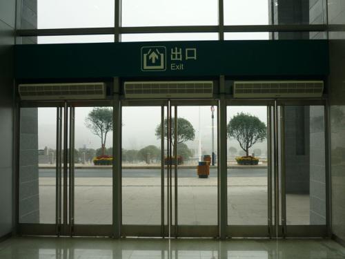 自動平開門